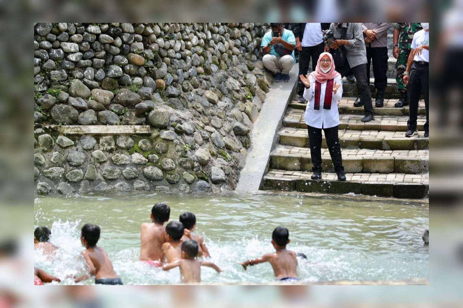 Bupati Banyuwangi Ipuk Fiestiandani menyapa anak-anak yang sedang mandi di Dam Tenggoro (Foto: Istimewa)