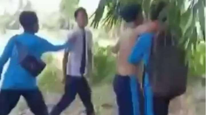 Insiden pengeroyokan siswa SMP di Jember oleh teman satu sekolah (Foto: Tangkapan layar video)