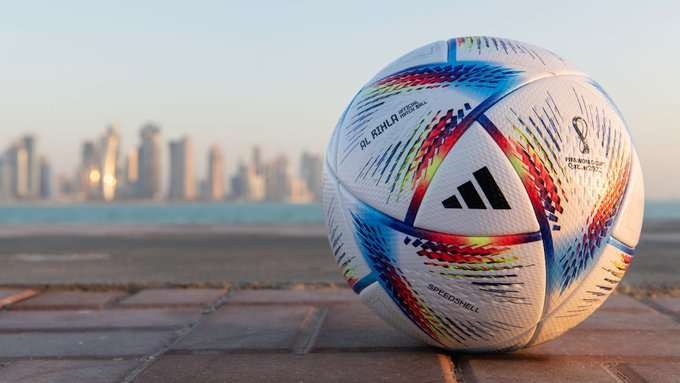 Bola resmi Piala Dunia Qatar 2022 resmi dirilis dengan Al Rihla. Dalam bahasa Arab, Al Rihla berarti perjalanan. (Foto: Adidas)