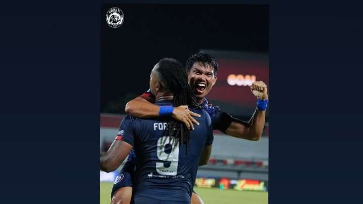 Carlos Fortes saat merayakan gol kemenangannya pada laga penutup Liga 1 kontra PSM Makassar. (Foto: Instagram @aremafcofficial)
