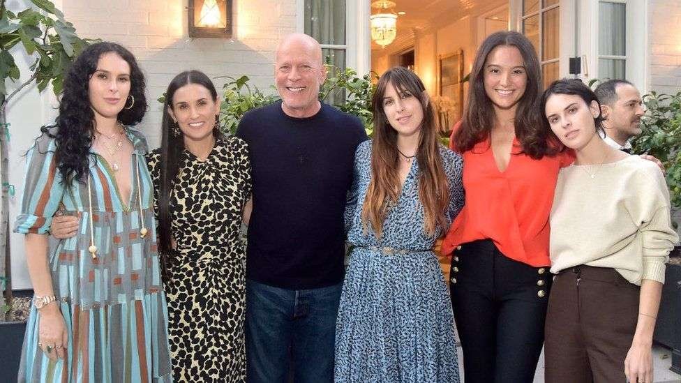 Aktor Hollywood Bruce Willis bersama keluarga besarnya. (Foto: Instagram)