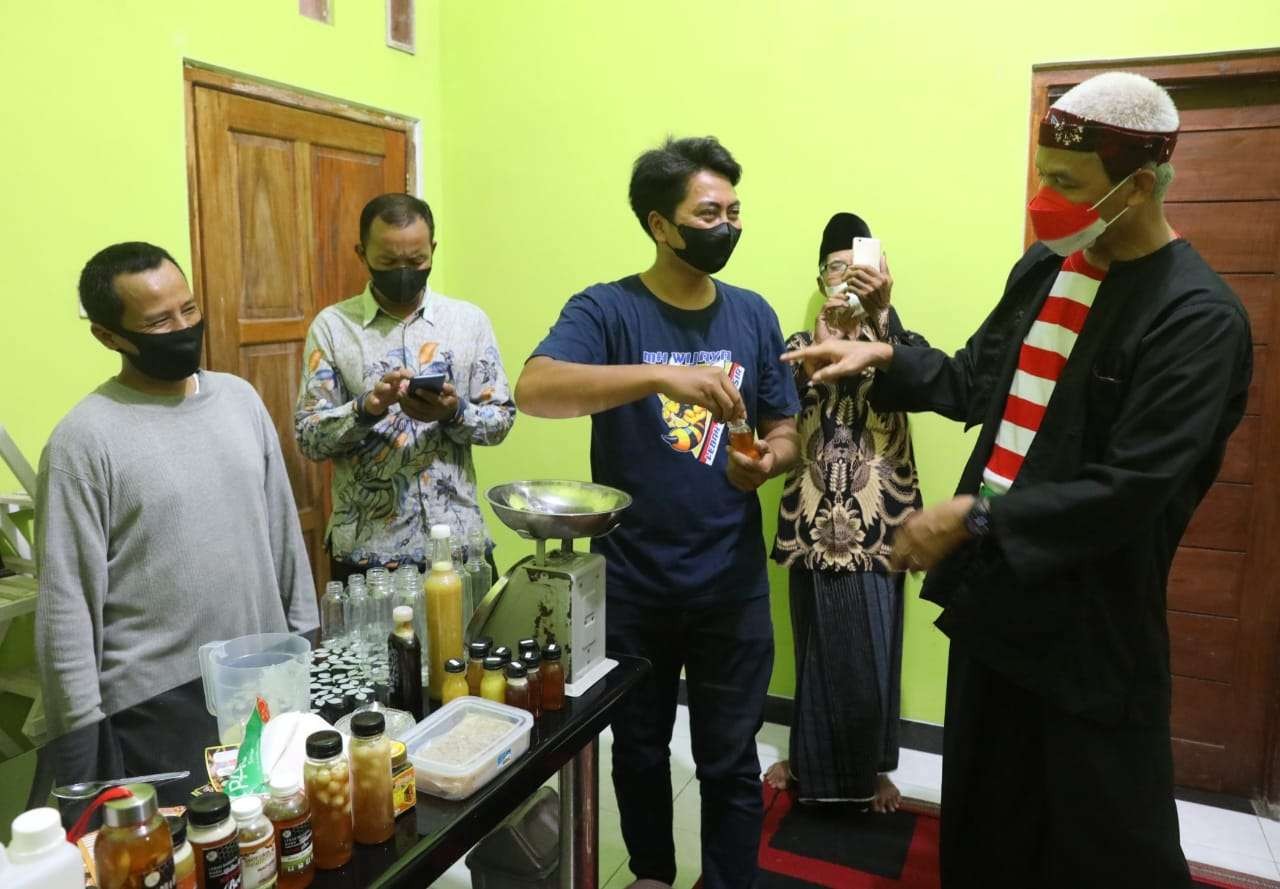 Gubernur Ganjar Pranowo menikmati madu lokal yang viral berkat lapak Ganjar. (Foto: Dok Jateng)