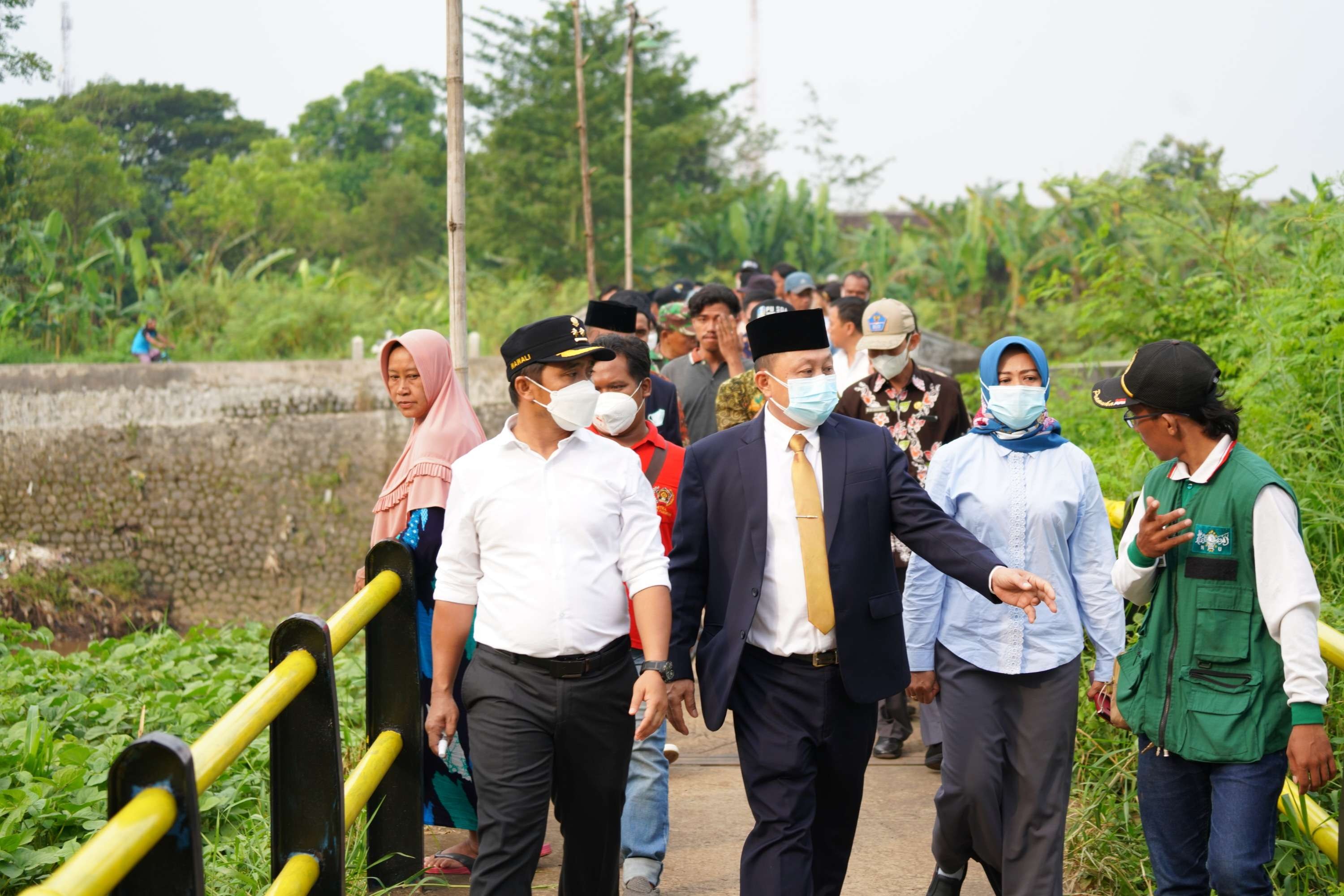 Wakil Walikota Pasuruan Adi Wibowo bersama Wakil Ketua DPRD Kota Pasuruan Dedy Tjahjo P mengunjungi korban banjir di Kota Pasuruan. (Foto: Dinas Kominfo Kota Pasuruan)