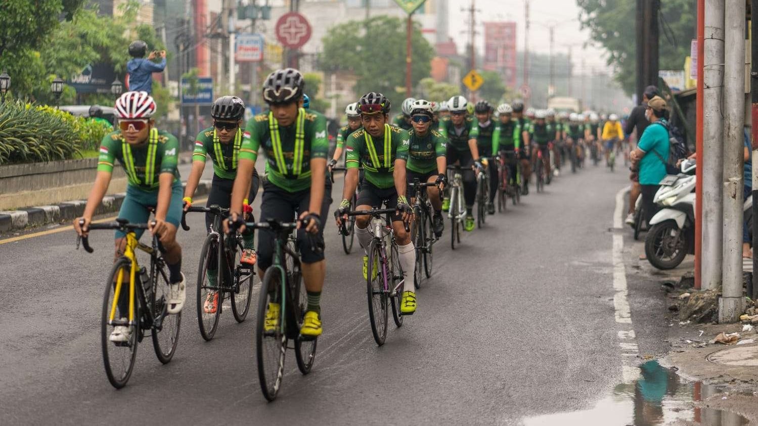 Gowes bareng launching jersey Meteor CC dari Sidoarjo ke Pandaan diikuti 80an cyclist