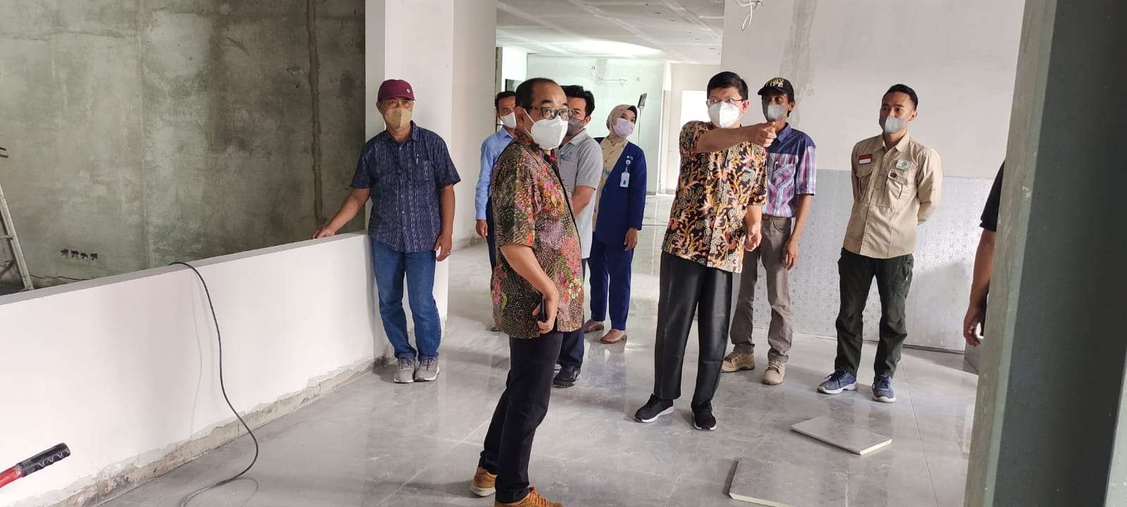 Ketua Perhimpunan Perawat Penderita Penyakit Mata Undaan Surabaya (P4MU), Arif Afandi sedang melihat pembangunan gedung layanan baru dikebut agar bisa diresmikan bulan Mei 2022. (Foto: Dok. Arif Afandi)