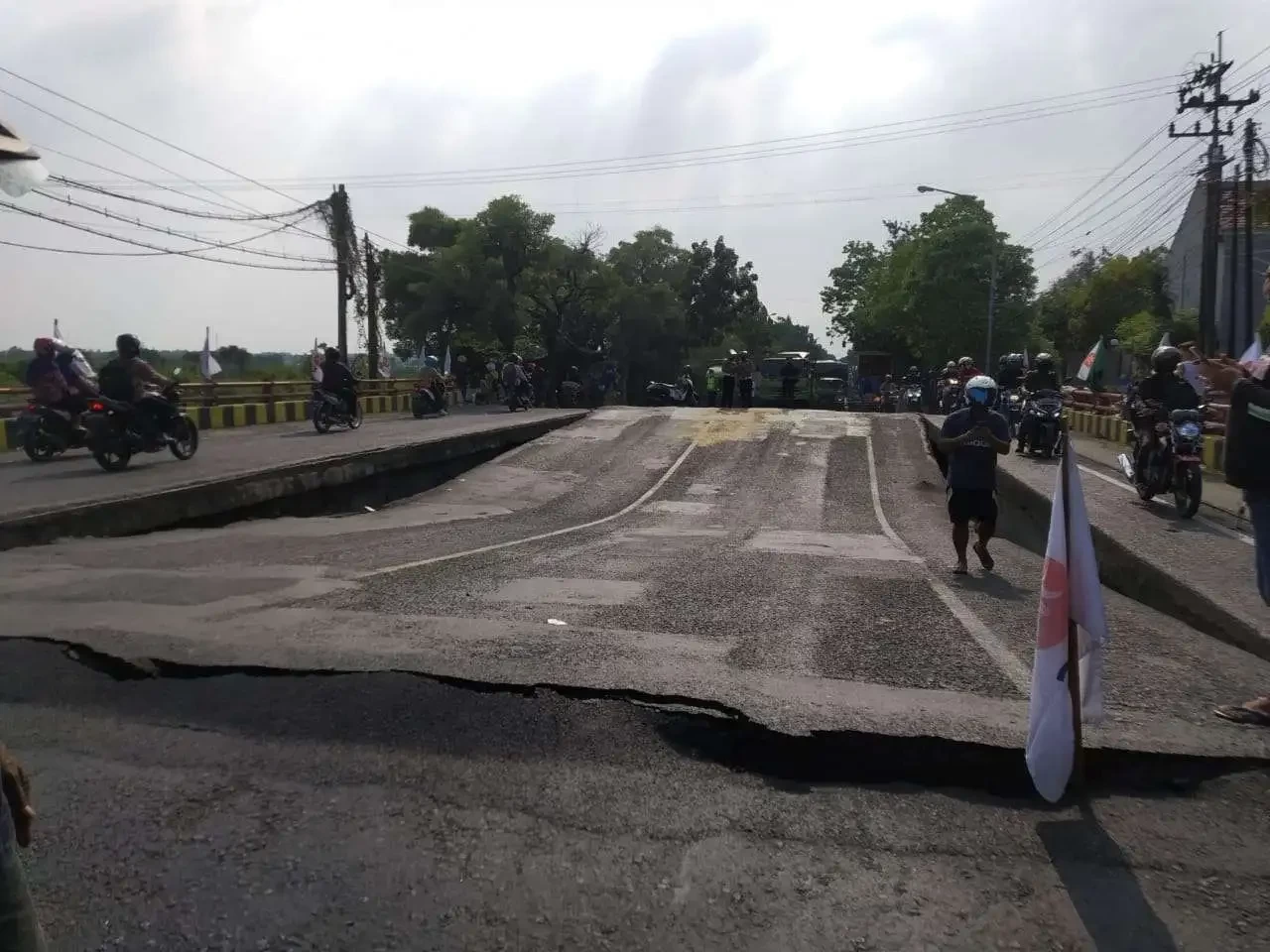 Jembatan Ngaglik 1 amblas yang menyebabkan jalur Surabaya - Bojonegoro putus. (Foto: Imron/Ngopibareng.id)