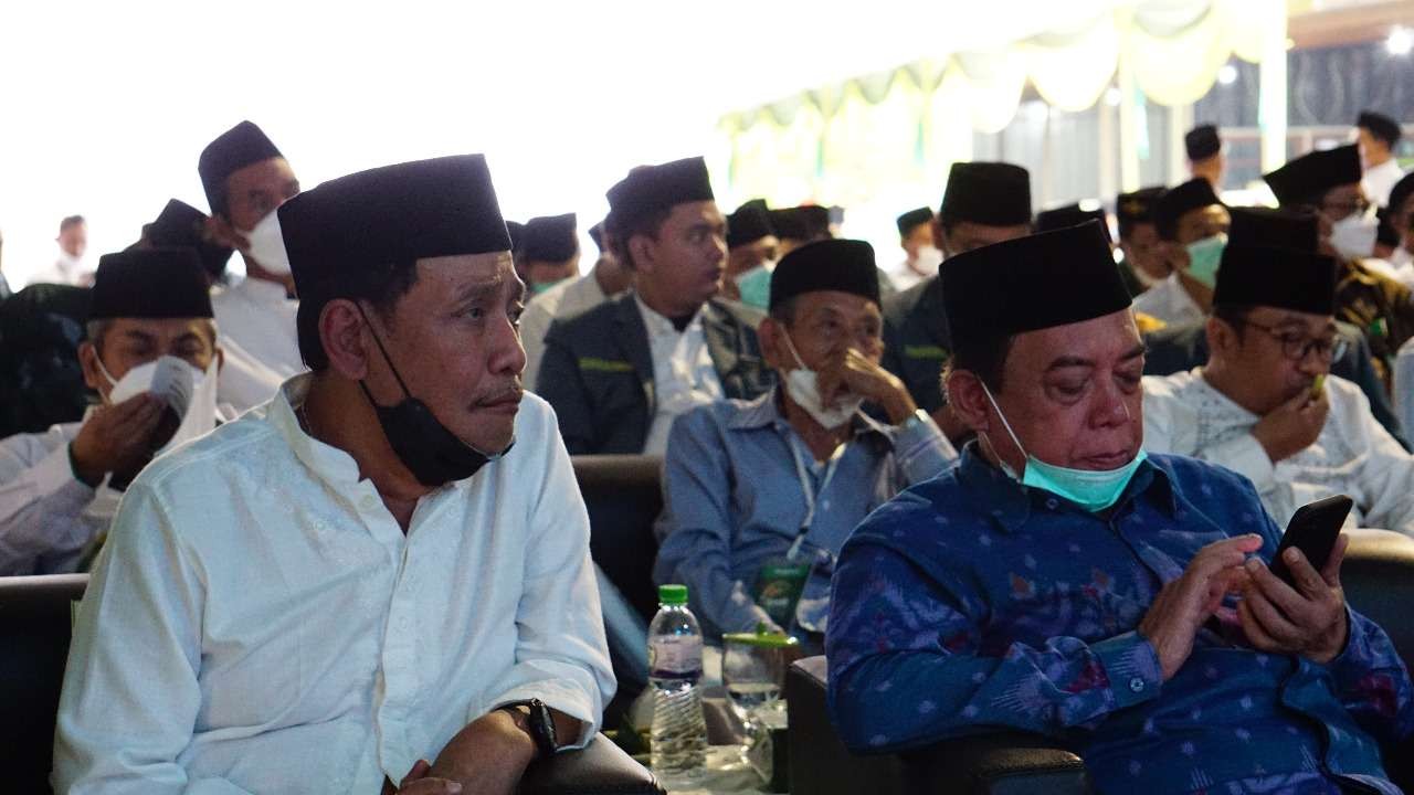 KH M Hasan Mutawakkil Alallah dan Prof KH Ali Maschan Moesa pada Rapat Pleno PWNU Jawa Timur dan Musyawarah Alim Ulama di Pondok Pesantren Sunan Bejagung Tuban. (Foto: Istimewa)