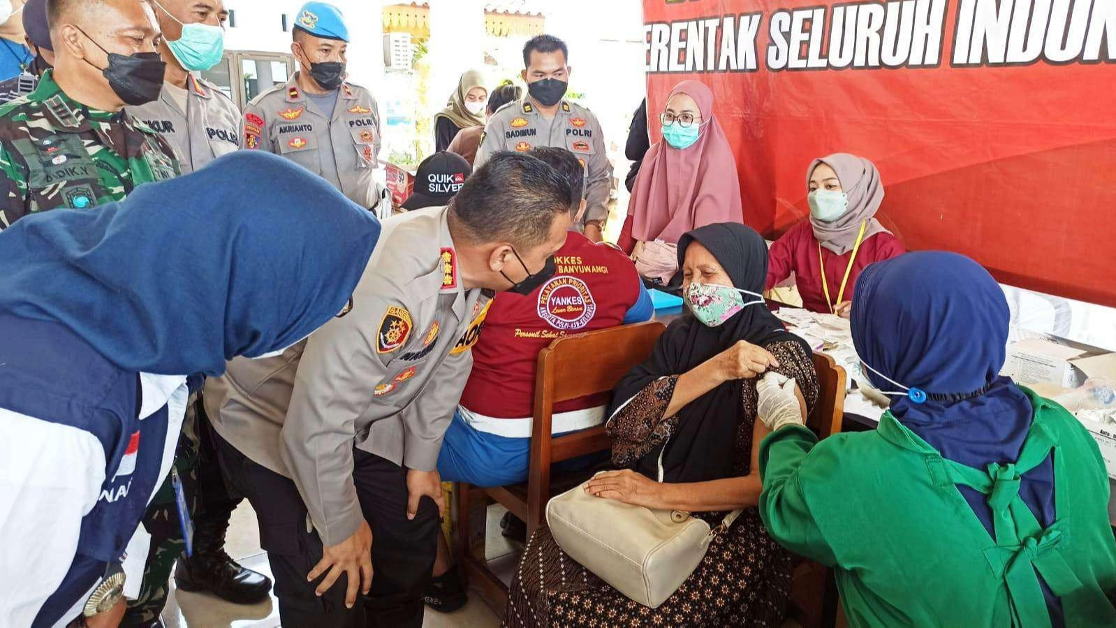 Kapolresta Banyuwangi meninjau pelaksanaan vaksinasi di Kelurahan Bakungan, Kecamatan Glagah (foto: Muh Hujaini/Ngopibareng.id)