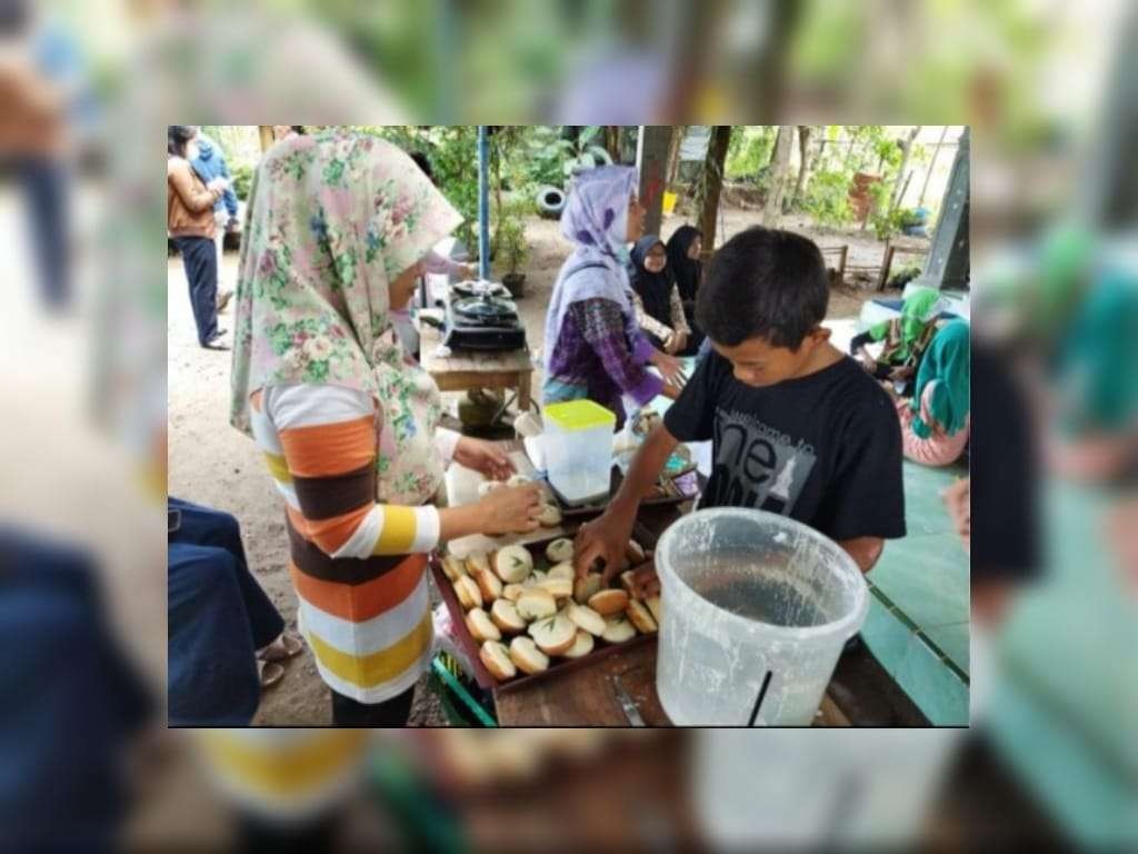 Siswa Sekolah Alam Ramadhani Kota Kediri dikenalkan dengan tradisi megengan dengan membuat kue apem. (Foto: Fendhy Plesmana/Ngopibareng.id)