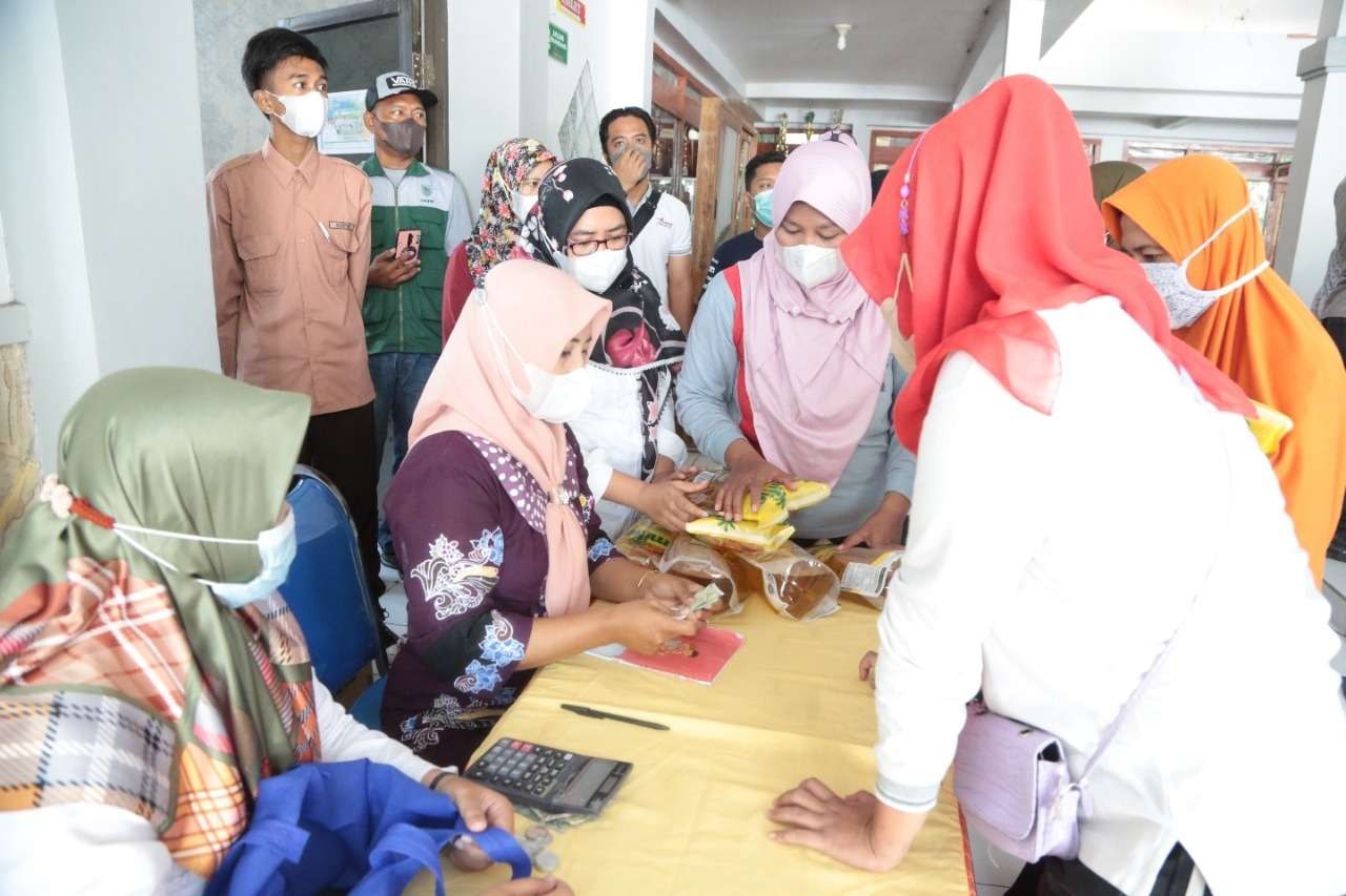 Warga antre membeli minyak goreng yang dijual di lima kecamatan di Kota Probolinggo. (Foto: Ikhsan Mahmudi/Ngopibareng.id)