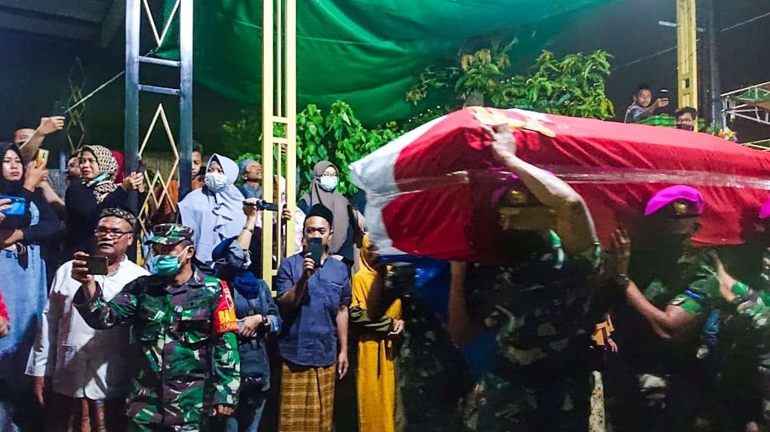 Proses pemakaman jenazah Sertu Eka Andriyanto Hasugian bersama istrinya Sri Lestari Indah Putri tiba di Sidoarjo. (Foto: Aini/Ngopibareng.id)