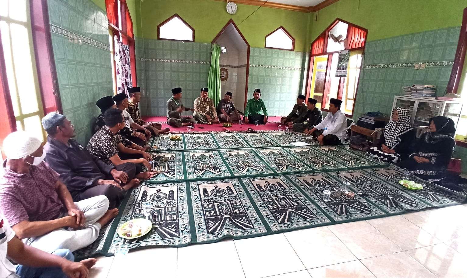 Belasan PAC PPP di Banyuwangi menggelar rapat konsolidasi di wilayah Desa Gladak, Kecamatan Rogojampi, Banyuwangi, Jawa Timur. (Foto: Muh Hujaini/Ngopibareng.id)