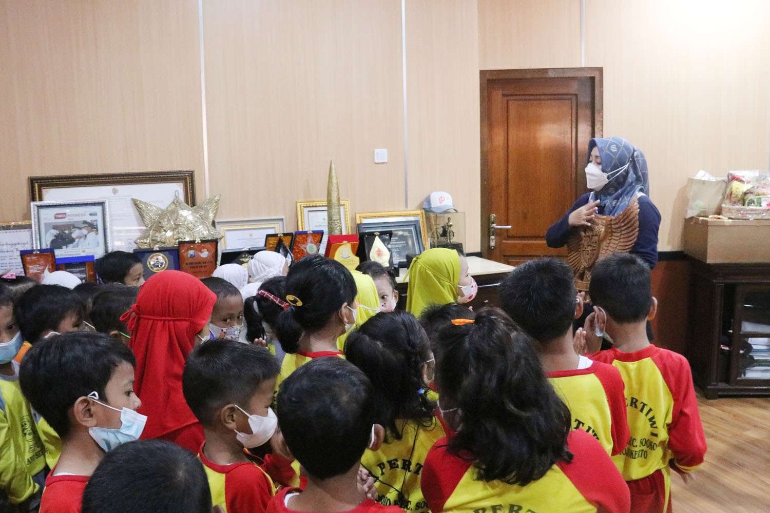 Bupati Ikfina Fahmawati menerima kunjungan dari siswa-siswi Taman Kanak-kanak (TK) dan Kelompok Bermain (KB) se-Kecamatan Sooko. Kabupaten Mojokerto. (Foto: Diskominfo Mojokerto)