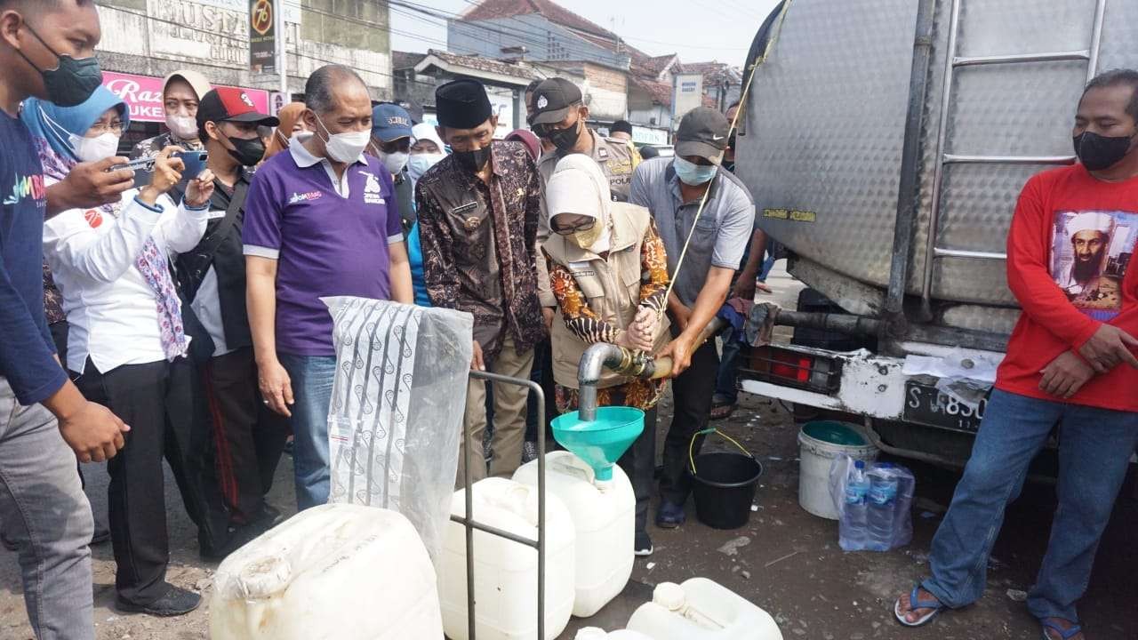 Bupati Hj Mundjidah Wahab memantau langsung proses distribusi minyak goreng yang menyasar para pedagang Pasar Cukir. (Foto: Istimewa)
