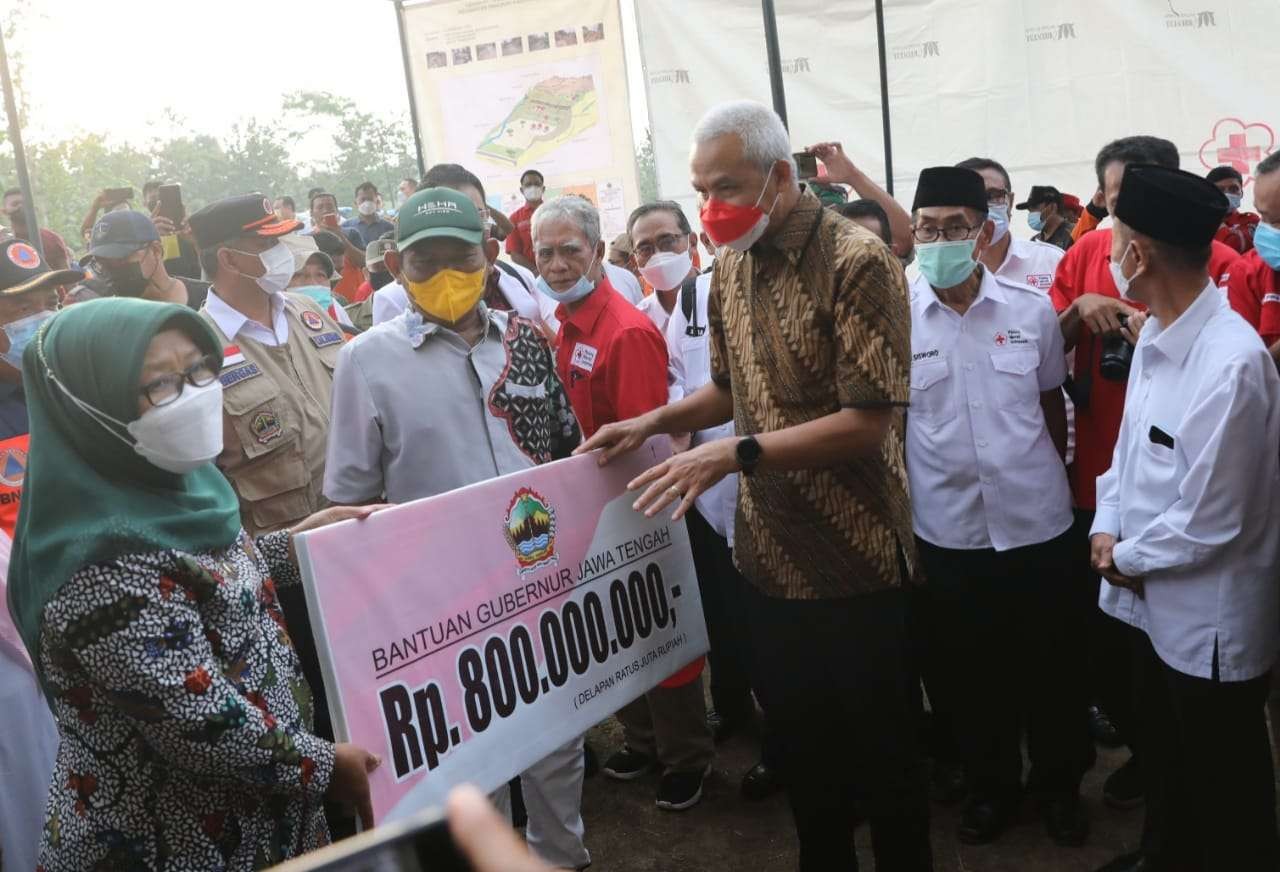 Gubernur Jawa Tengah Ganjar Pranowo menyerahkan bantuan untuk warga terdampak tanah bergerak di Desa Dermasuci, Tegal. (Foto: ist)