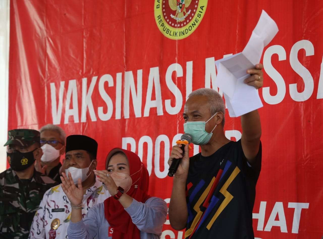 Gubernur Ganjar meninjau vaksinasi di Desa Jompo, Kecamatan Kalimanah. (Foto: Dok Jateng)