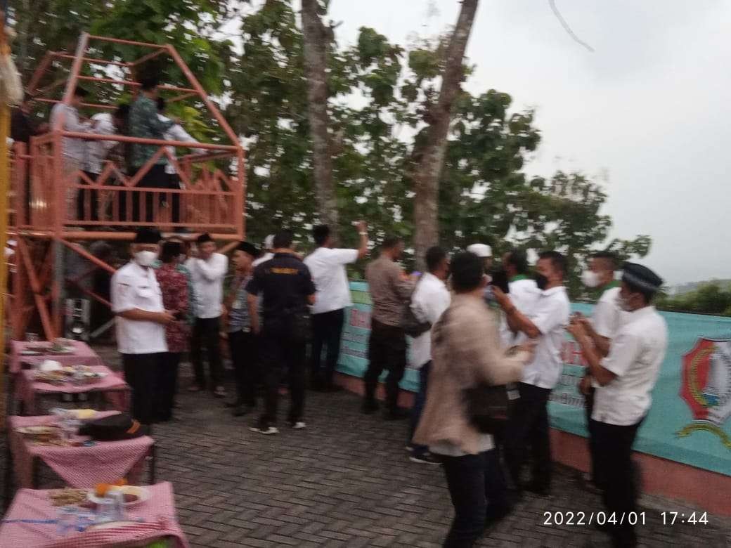 Tim Badan Rukyat Hilal Bojonegoro saat berada di Menara Bukit Wonocolo, Jumat, 1 April 2022. (Foto: Sujatmiko/Ngopibareng.id)