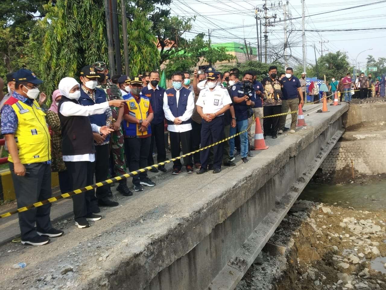 Gubernur Jawa Timur Khofifah Indar Parawansadidampingi Bupati Lamongan Yuhronur Efendi mengunjungi Jembatan Ngaglik 1 Lamongan yang ambrol (Foto: Imron Rosidi/ngopibareng.id)
