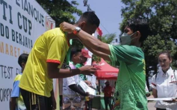Ketua KONI Situbondo Deny Wahyu Pribadi mengalung medali pada atlet Situbondo dalam Kejurprov Petanque Jatim 2022 di Situbondo.(Foto: Dok KONI Situbondo)