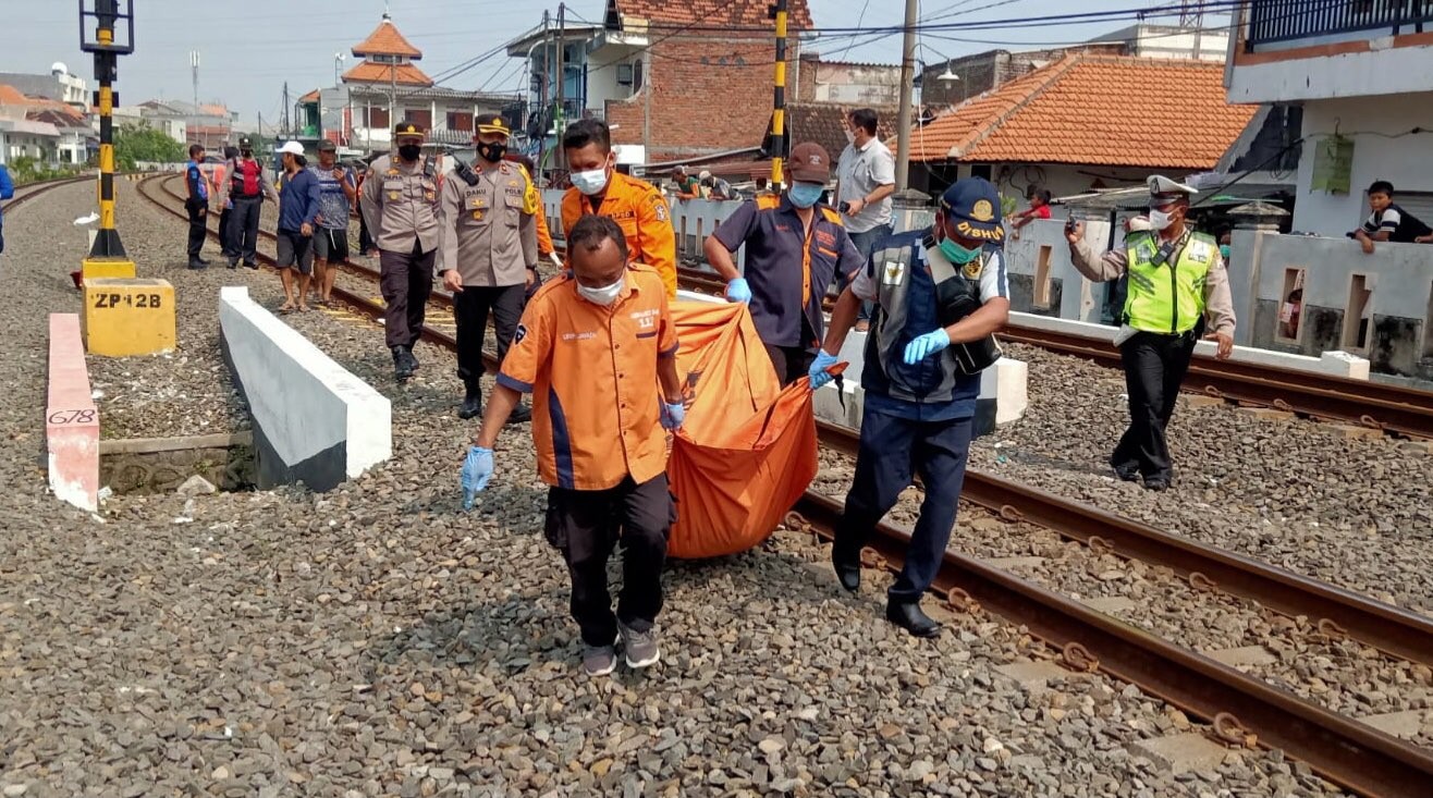 Proses evakuasi jenazah korban tabrakan kereta di Tandes, Surabaya, Jumat 1 April 2022. (Foto: Dok. Call Center)