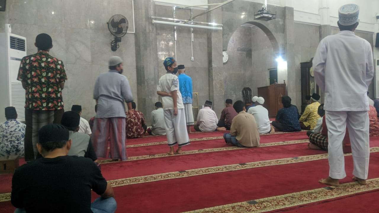 Jamaah Masjid At Taqwa Kota Bojonegoro yanf mulai melaksanakan sholat isya dan sholat sunnah tarawih pada Jumat malam 1 April 2022.(Foto: dok. jamaah At Taqwa Bojonegoro/ngopibareg.id)