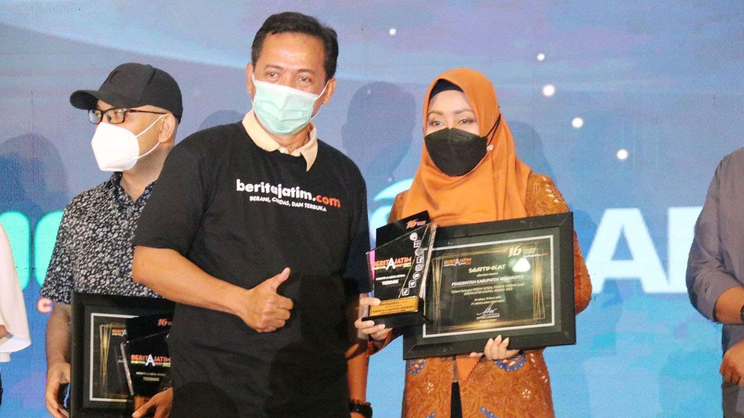 Penyerahan penghargaan oleh Penanggung Jawab Beritajatim.com, Ainur Rohim kepada Bupati Mojokerto Ikfina Fahmawati pada acara HUT Beritajatim.com Ke 16, di Hotel Mercure Grand Mirama Surabaya, Kamis 31 Maret siang.