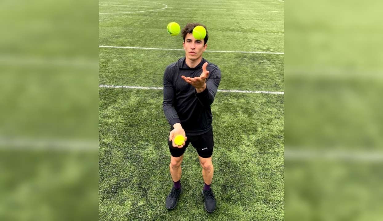 Marc Marquez menunjukkan dirinya sedang latihan juggling bola tenis untuk latihan mata.