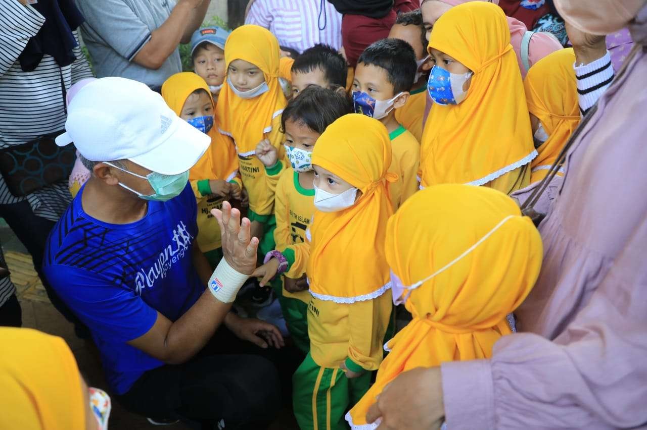 Gubernur Ganjar Pranowo menyapa siswa TK Islam Plus yang wisata di Taman Kasmaran, Kota Semarang, sekaligus bagi-bagi mainan tradisional yang diborong dari Sarimo. (Foto: Istimewa)