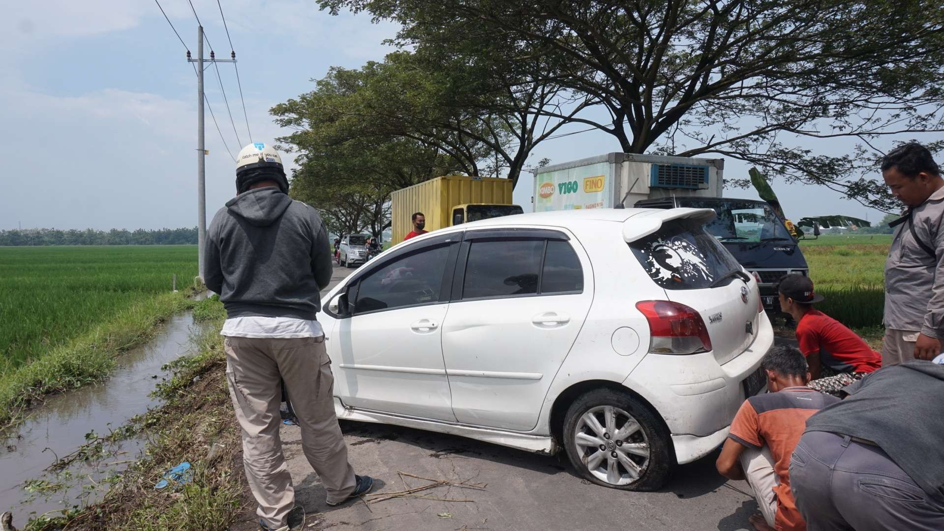 Mobil Toyota Yaris milik Umam dievakuasi dari parit.(Deni Lukmantara/Ngopibareng)