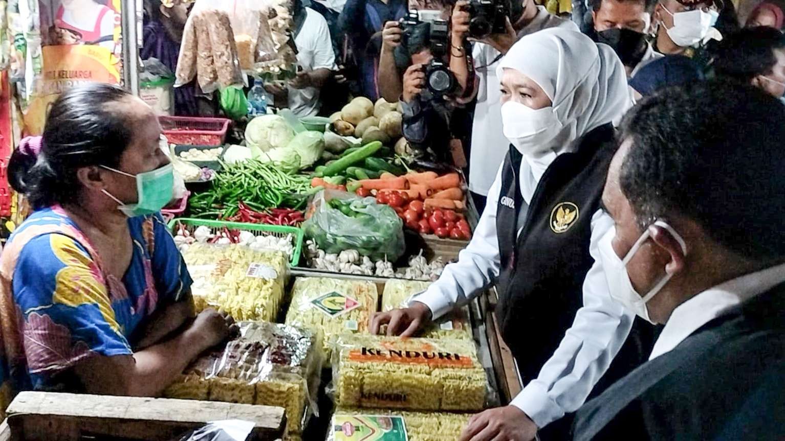 Gubernur Khofifah (hijab putih) saat kunjungi pasar Larangan (foto: Aini/Ngopibareng.id)