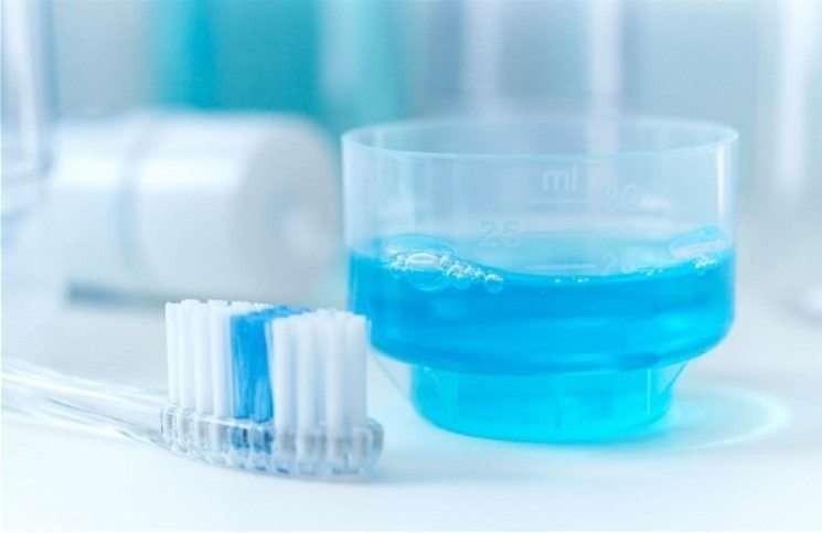 Ilustrasi sikat gigi dan obat kumur atau mouthwash. (Foto: Istimewa)