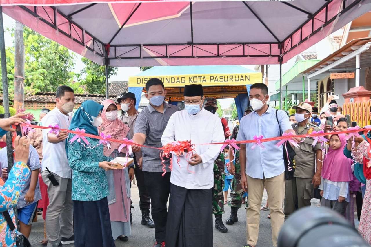 Walikota Pasuruan Saifullah Yusuf (Gus Ipul) secara simbolik membuka pasar takjil Ramadan,  3 April 2022. (Foto: istimewa).