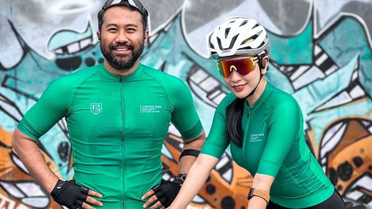 dr Raditya Bambie dan Maggie Sherly tampil segar dan elegan dengan jersey CRS warna baru, Alpine Green. (Foto: Istimewa)