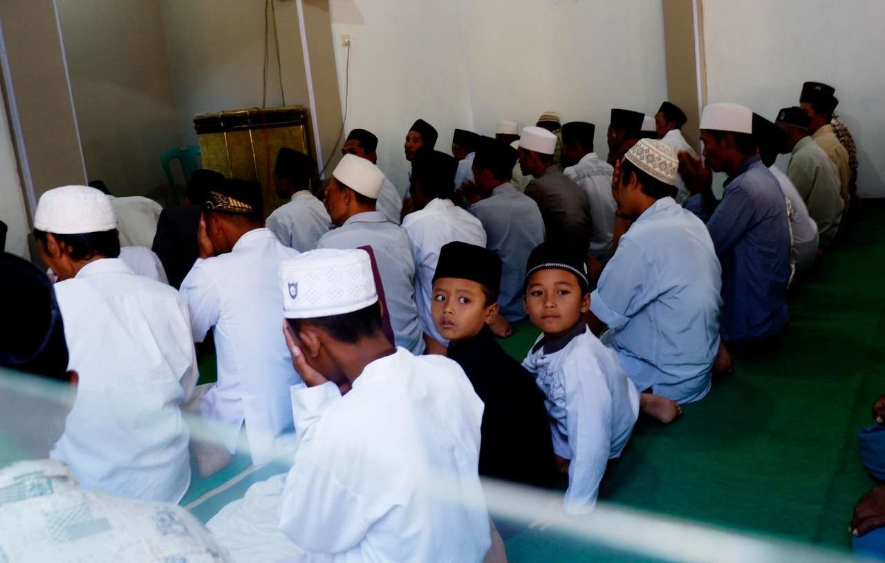 Jemaah penganut Aboge di Kabupaten Probolinggo mulai melaksanakan shalat tarawih, Minggu malam, 3 April 2022. (Foto: Ikhsan Mahmudi/Ngopibareng.id)