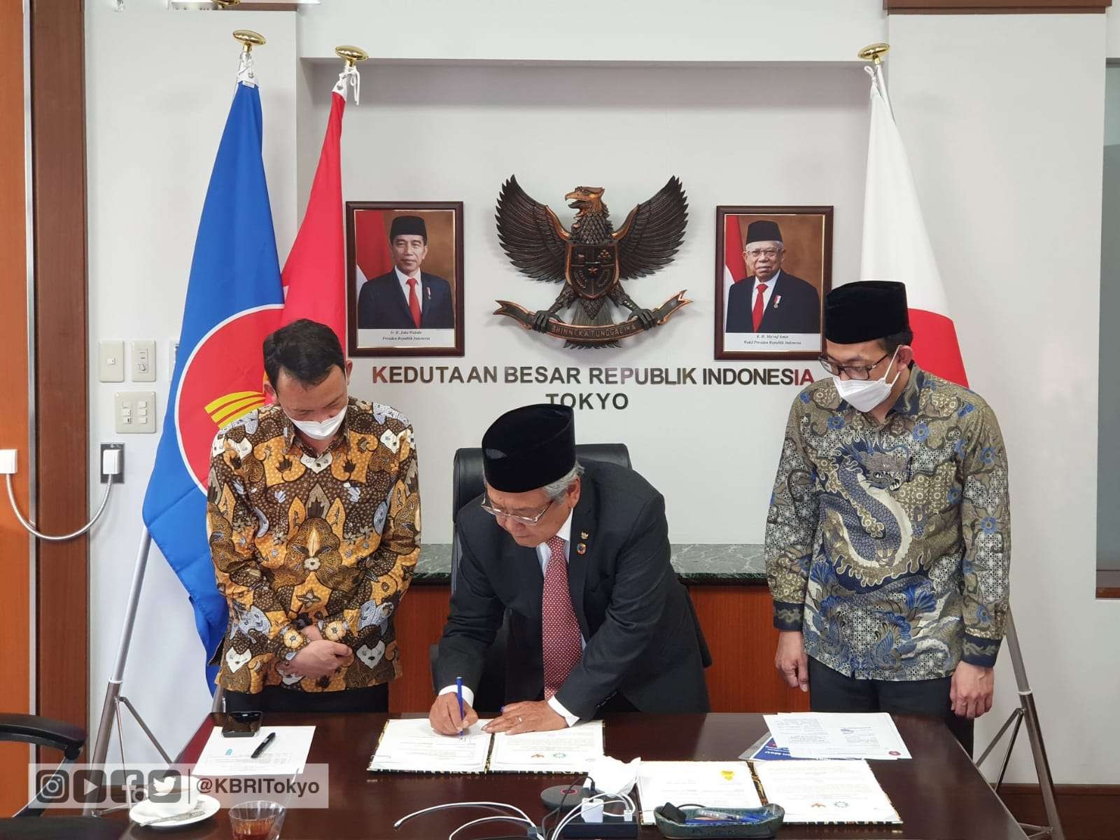 Kedutaan Besar Republik Indonesia (KBRI) Tokyo dan Pimpinan Pusat (PP) Muhammadiyah melakukan penandatanganan nota kesepahaman (MoU) tentang pengembangan kerja sama pendidikan pada Jumat, 1 April 2022. (Foto: Istimewa)
