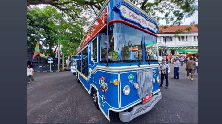 Bus Macito saat terparkir di depan Balaikota Malang (Foto: Lalu Theo/Ngopibareng.id)