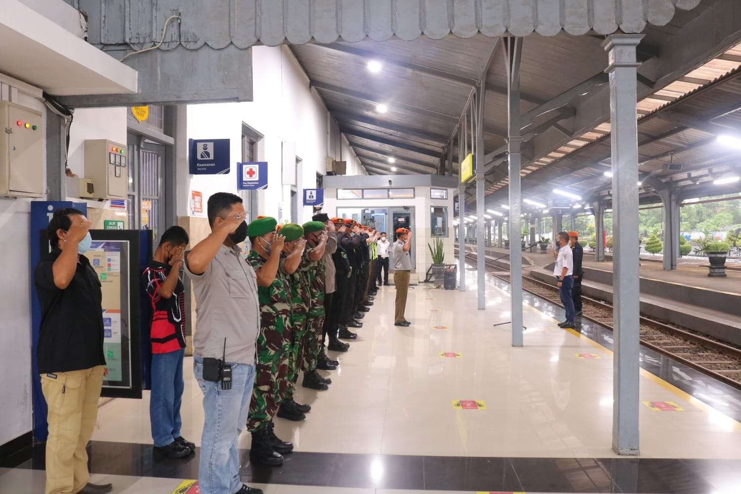 PT KAI menggelar apel gelar gabungan bersama aparat Kepolisian dan TNI  di area Stasiun (Foto: Istimewa)