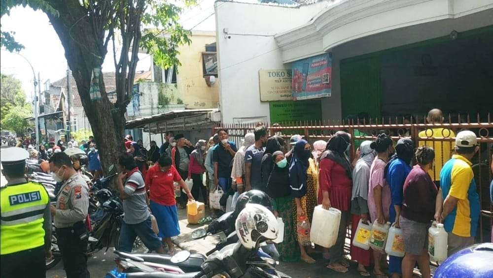 Antrean warga membeli minyak goreng curah (Foto: Laily /ngopibareng.id)