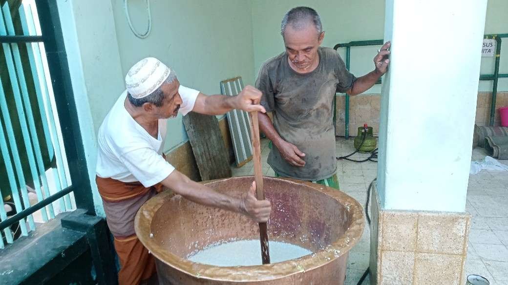 Proses pembuatan Bubur Muhdhor yang legendaris di Tuban (Foto: Khoirul Huda/Ngopibareng.id)