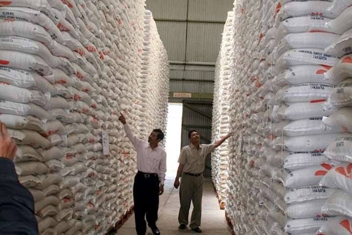 Ketersediaan belasan ribu ton beras milik Bulog Bondowoso aman memenuhi kebutuhan masyarakat Bondowoso dan Situbondo selama Ramadan 2022. (Foto: Guido Saphan/Ngopibareng.id)