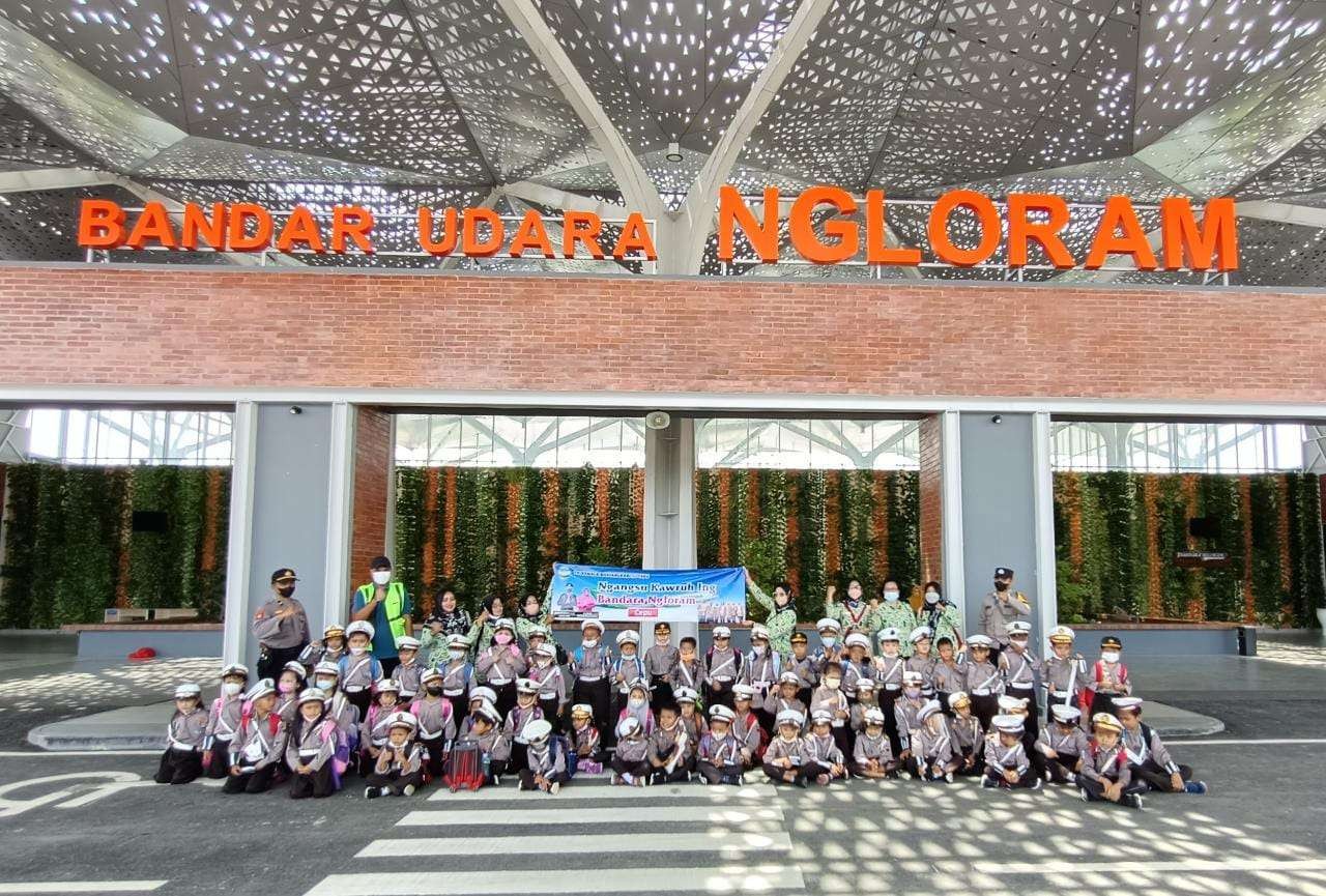 Kunjungan anak sekolah untuk edukasi terkait penerbangan di Bandara Ngloram belum lama ini. (Foto: Dok. Bandara Ngloram/Ngopibareng.id)