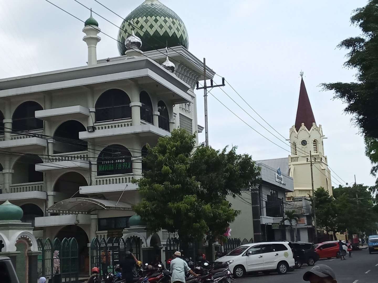 Masjid Jami' Kota Malang bersampingan dengan Gereja Imannuel. (Foto: Lalu Theo/Ngopibareng.id)