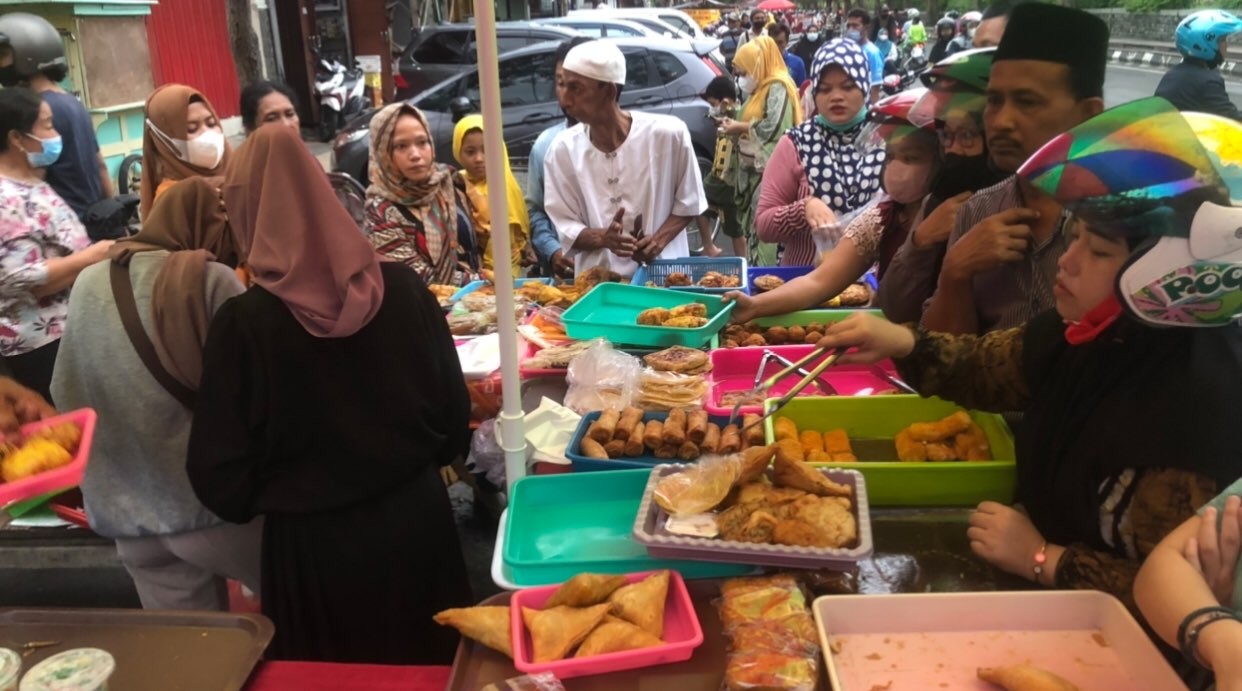 Aneka makanan takjil yang di jual di kawasan Wisata Religi Sunan Ampel Surabaya. (Foto: Andhi Dwi/Ngopibareng.id)