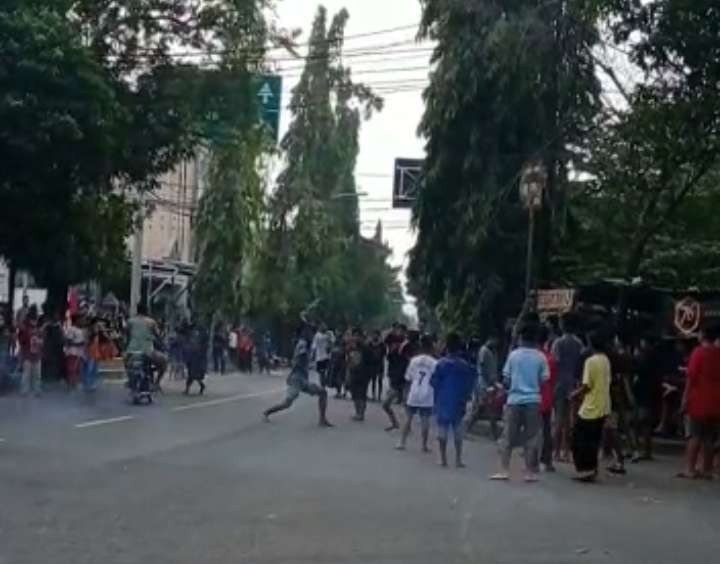 Screnshoot video tawuran remaja di Tuban yang viral. (Foto: Khoirul Huda/Ngopibareng.id)
