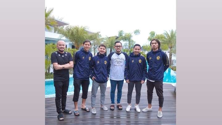 Empat pemain baru Arema FC saat berfoto bersama Presiden Klub dan Manager Singo Edan (Foto: istimewa)