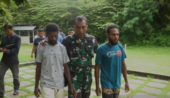 Dua anggota Tentara Pembebasan Nasional Papua Barat-Organisasi Papua Merdeka (TPNPB-OPM) menyerahkan diri. (Foto: Ant)