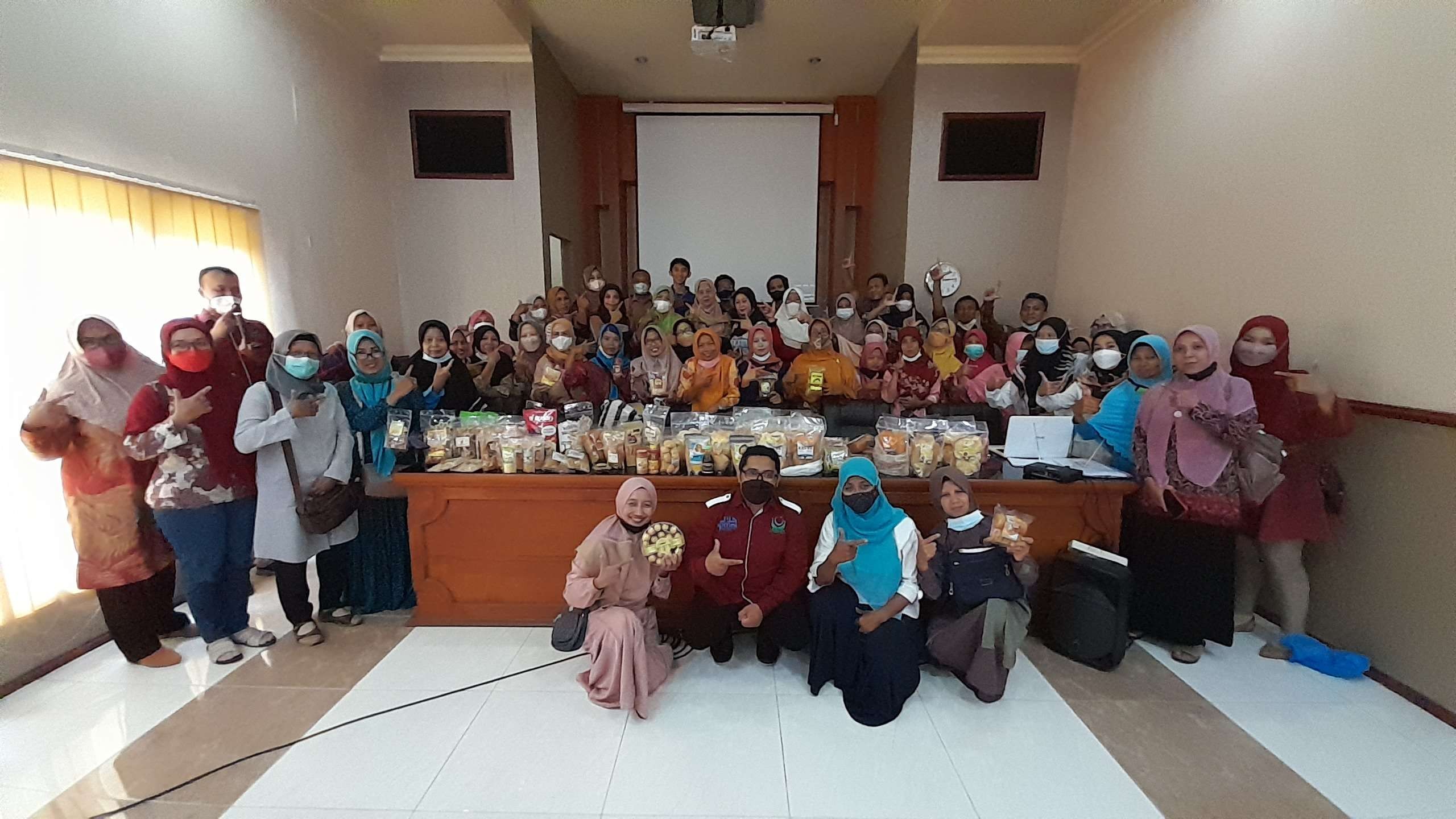 Puluhan pelaku UMKM usai mengikuti breafing sertifikasi produk halal di aula Dinas Perindustrian dan Perdagangan Kabupaten Jombang beberapa waktu lalu. (Foto: Mardiansyah Triraharjo/Ngopibareng.id)