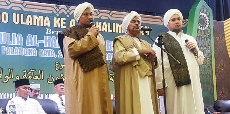 Habib Umar bin Hafidz (tengah), ulama yang berpengaruh di Indonesia. (Foto:Istimewa)