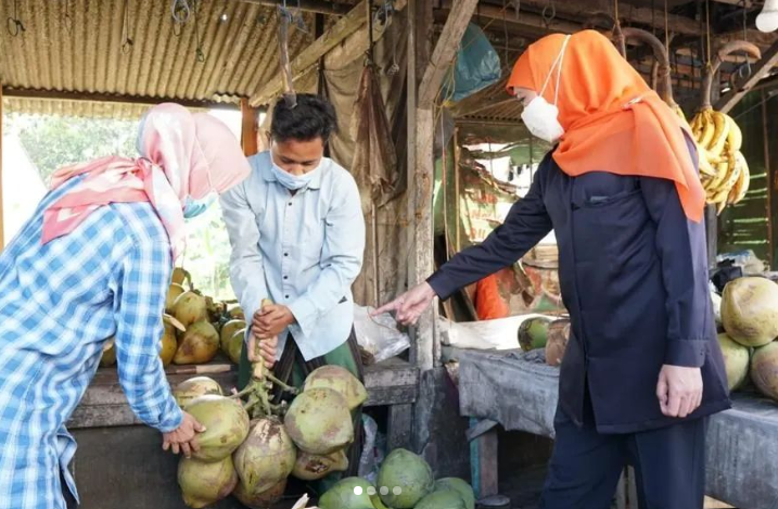 Gubernur Jawa Timur Khofifah Indar Parawansa saat memilih kepala hijau di pasar Klakah, Lumajang. (Foto: Instagram)