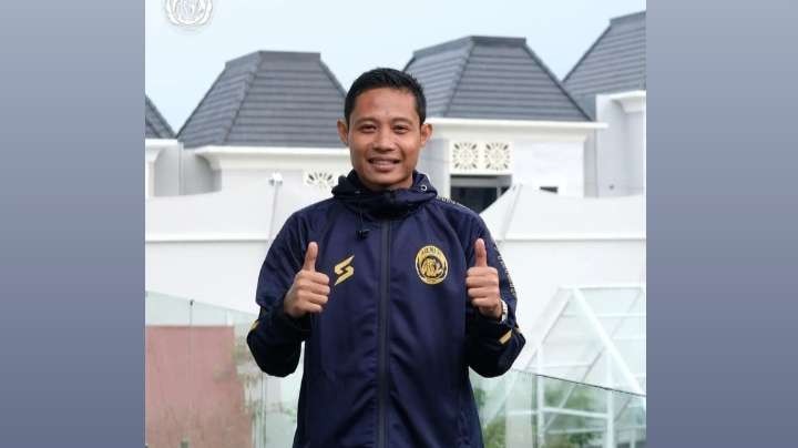 Evan Dimas saat diperkenalkan oleh manajemen Arema FC ke publik. (Instagram: @aremafcofficial)